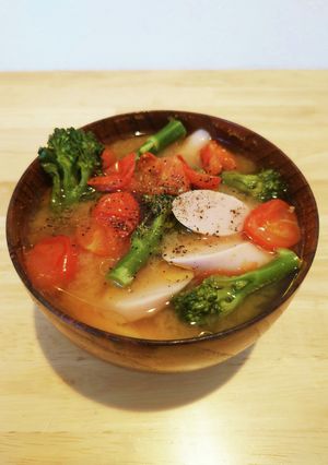 スティックセニョールとトマトの味噌汁-レシピのメイン写真