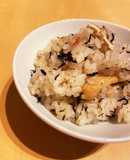 梅とひじきとお揚げさんの炊き込みご飯