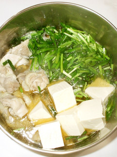 胡麻油鍋♪冷え腹痛に、鶏・ニラで簡単薬膳-レシピのメイン写真