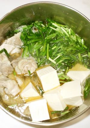 胡麻油鍋♪冷え腹痛に、鶏・ニラで簡単薬膳-レシピのメイン写真