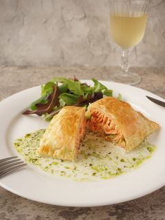 サーモンとアボカドのパイ包みバジルソース-レシピのメイン写真