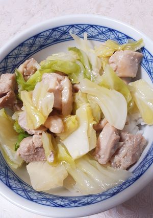 簡単★鶏むね肉とキャベツの蒸し焼き丼-レシピのメイン写真