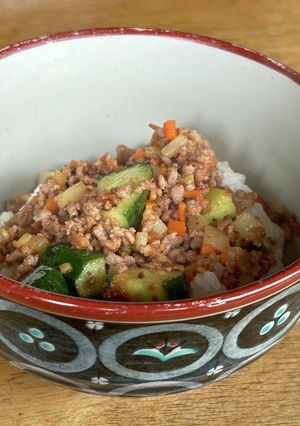 キュウリと人参のそぼろ丼-レシピのメイン写真