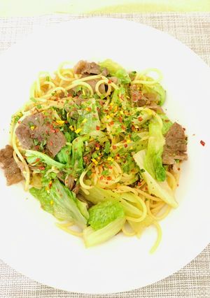 簡単！市販のソースでレタスとお肉のパスタ-レシピのメイン写真