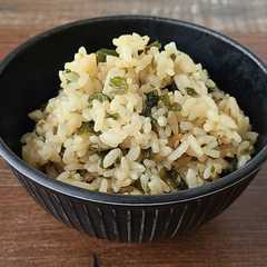 รูปของ 優しい味で止められない！わかめご飯♪