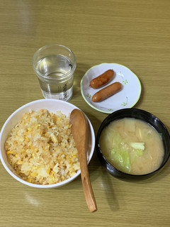 目玉焼き炒飯・ソーセージ・キャベツ味噌汁-レシピのメイン写真