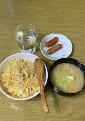 目玉焼き炒飯・ソーセージ・キャベツ味噌汁-レシピのメイン写真