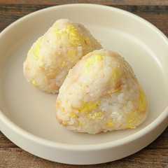 รูปของ レンジで簡単！チャーハン風おにぎり♪