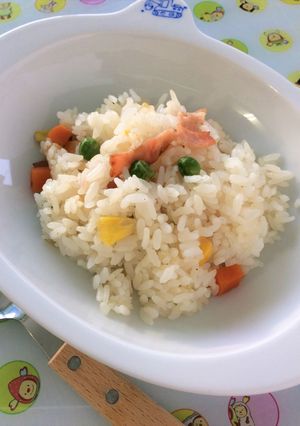 【幼児食】炊飯器で彩りベーコンピラフ-レシピのメイン写真