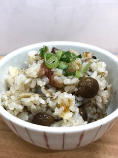 とろろ昆布としめじと梅の炊き込みご飯-レシピのメイン写真