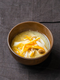 紅まどんなのうま出汁味噌汁-レシピのメイン写真