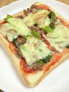 小松菜とひき肉の味噌炒めのピザ-レシピのメイン写真