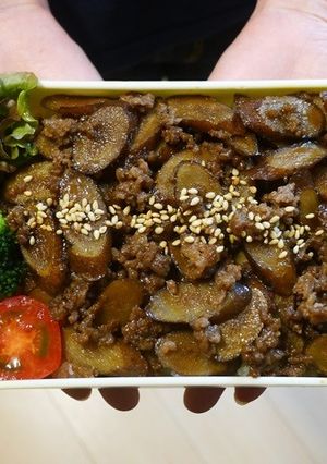 レンジdeごぼうとひき肉の甘醬油丼弁当-レシピのメイン写真