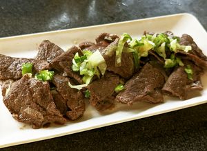 手軽に作れる！牛モモ肉の長ネギ旨タレ焼き-レシピのメイン写真