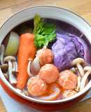 ハリッサ入り肉団子と紫キャベツと根菜の鍋