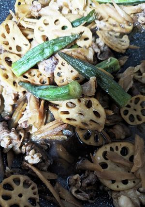 牛バラと、蓮根と、冷凍おくらの炒め煮-レシピのメイン写真