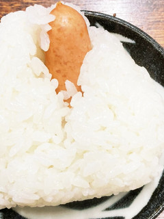 朝ごはんに♪ウィンナーおにぎり♪-レシピのメイン写真
