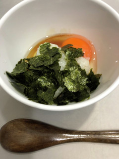 買ったが冷凍したおにぎりで海苔卵かけご飯-レシピのメイン写真