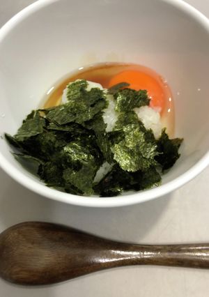 買ったが冷凍したおにぎりで海苔卵かけご飯-レシピのメイン写真