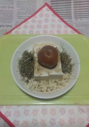 刻みめかぶ+焼酎漬け梅干し載せ冷奴-レシピのメイン写真