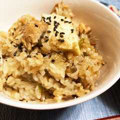 รูปของ 鍋キューブでサバ缶と厚揚げの炊き込みご飯
