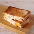 濃厚チーズソースとハムのホットサンド