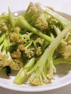 農家の食卓〜カリフラワーのごま油炒め〜-レシピのメイン写真