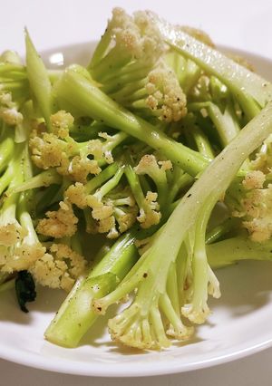 農家の食卓〜カリフラワーのごま油炒め〜-レシピのメイン写真