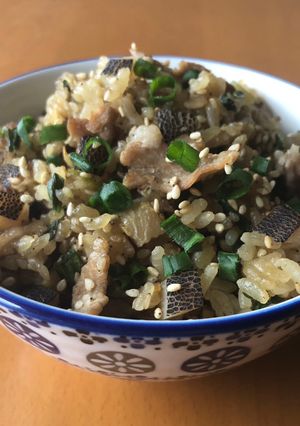ごまたっぷり!豚小間肉と黒大根の混ぜご飯-レシピのメイン写真