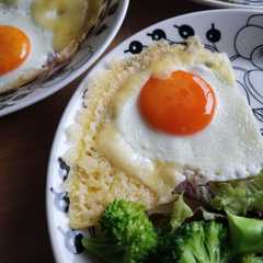 A picture of 黄身鮮やか!カリカリチーズの目玉焼き.