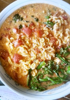 辛ラーメン、トマトでまろやかでおいしく-レシピのメイン写真