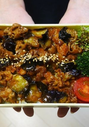 レンジで簡単★なすと豚肉のピリ辛丼弁当-レシピのメイン写真