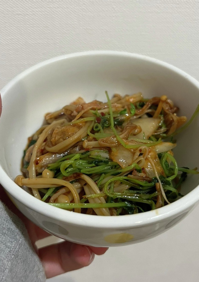 炒めるだけ！えのきと豆苗のキムチ炒め-レシピのメイン写真