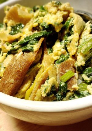 セロリの葉がすき焼きの春菊風になる丼ぶり-レシピのメイン写真