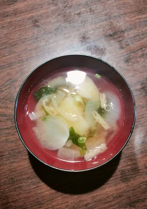 じゃがいもとわかめと玉ねぎ合わせ味噌汁-レシピのメイン写真