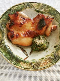 鶏ももの漬け焼きと春菊ゴマ和えです-レシピのメイン写真