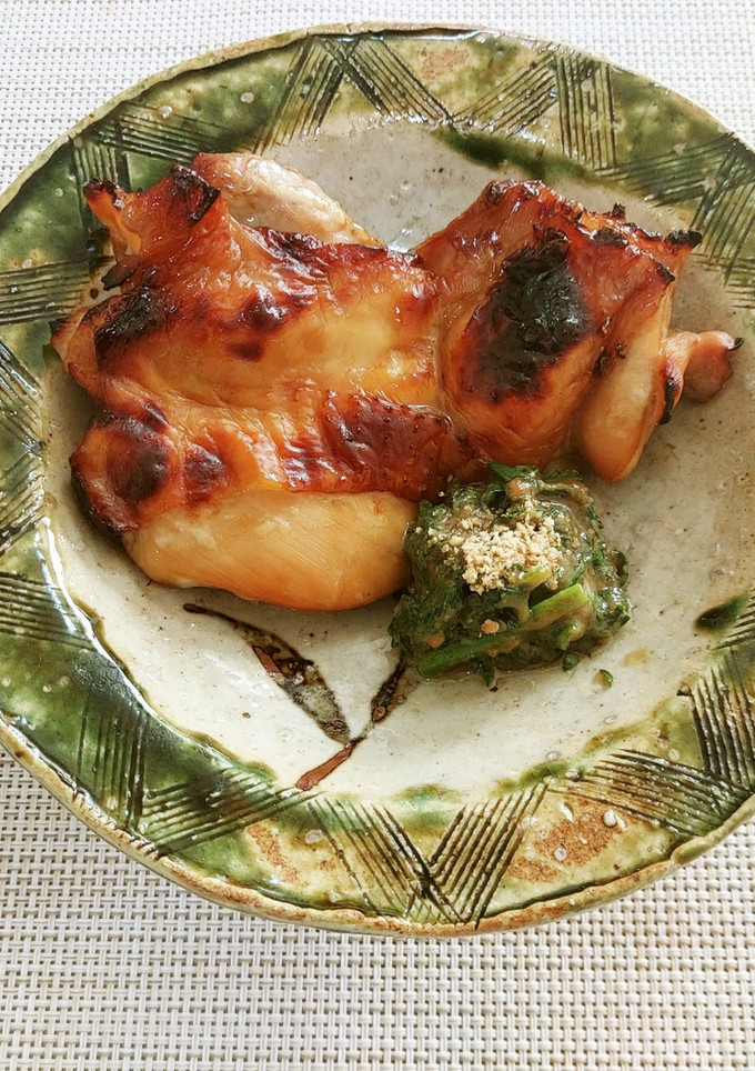 鶏ももの漬け焼きと春菊ゴマ和えです-レシピのメイン写真