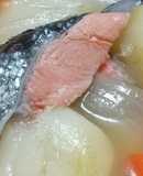 鍋の季節の鮭とじゃがいもの石狩鍋