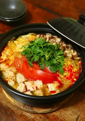 鶏胸肉に野菜にきのこたっぷりハリッサ鍋-レシピのメイン写真