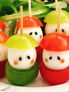 クリスマス☆ミニミニトマトサンタ-レシピのメイン写真