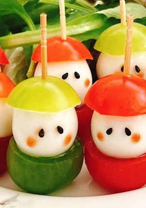 クリスマス☆ミニミニトマトサンタ-レシピのメイン写真