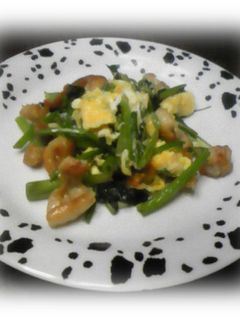 カリカリ鳥皮とほうれん草の炒め物-レシピのメイン写真