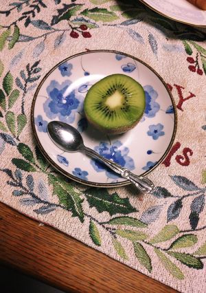 キウイを半分にカットしてTeaスプーンで-レシピのメイン写真