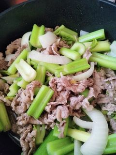 牛肉とセロリ玉ねぎ炒め\(^o^)/-レシピのメイン写真