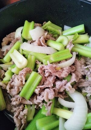 牛肉とセロリ玉ねぎ炒め＼(^o^)／-レシピのメイン写真