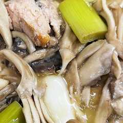 รูปของ 手軽に！鯖缶と舞茸と長ねぎのアヒージョ