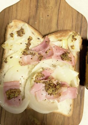 夜食にベーコンオニオンマスタードトースト-レシピのメイン写真