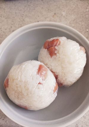 簡単美味しい!ポークビッツおにぎり-レシピのメイン写真