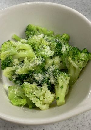 冷凍のブロッコリー焼き・粉チーズかけ簡単-レシピのメイン写真