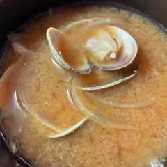 รูปของ アサリと玉葱の味噌汁